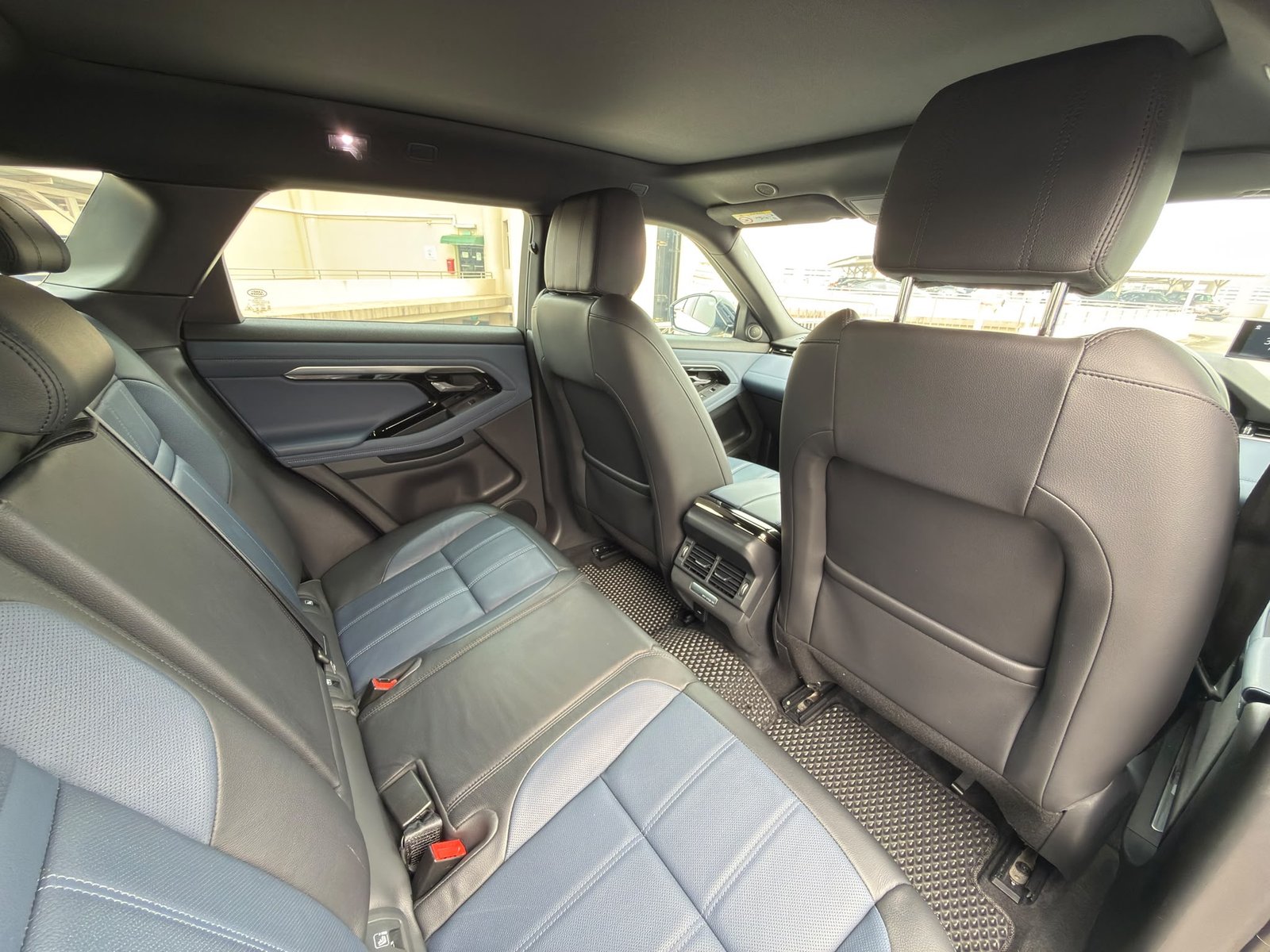Land Rover Range Rover Evoque P200 R-Dynamic SE photo 8